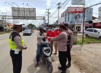 Ka Pos Pam Pasar Unit 2 dengan petugas gabungan saat memberhentikan warga yang tidak patuhi prokes