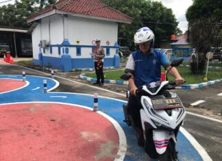 Ujian praktek pemohon SIM di Polres Tulang Bawang