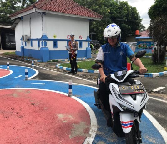 Ujian praktek pemohon SIM di Polres Tulang Bawang