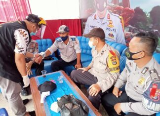 Personel yang bertugas di Pos Pam Pasar Unit 2 sedang di cek kesehatannya oleh Dokkes Polres Tulang Bawang