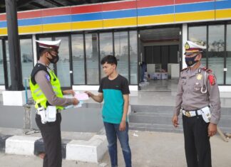 Pembagian masker kepada warga di rest area Km 208 JTTS