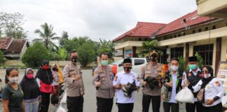 Kapolres Tulang Bawang AKBP Andy Siswantoro, SIK foto bersama Ketua Baznas dan Ketua Pokdar Kamtibmas Kabupaten Tulang Bawang