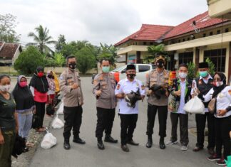 Kapolres Tulang Bawang AKBP Andy Siswantoro, SIK foto bersama Ketua Baznas dan Ketua Pokdar Kamtibmas Kabupaten Tulang Bawang