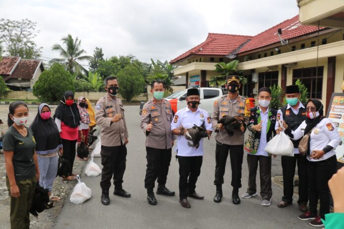 Kapolres Tulang Bawang AKBP Andy Siswantoro, SIK foto bersama Ketua Baznas dan Ketua Pokdar Kamtibmas Kabupaten Tulang Bawang