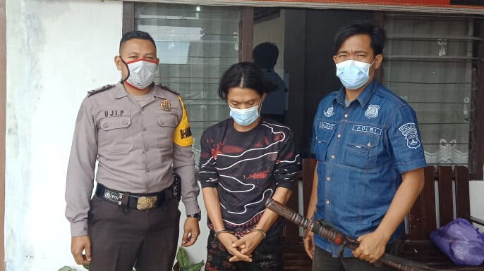 Pelaku penganiayaan dan pengancaman dengan golok berinisial FH als FE (41), saat berada di Mapolsek Menggala