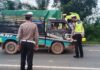 Personel Satlantas Polres Tulang Bawang saat melakukan penindakan di Jalintim, Kampung Lebuh Dalem