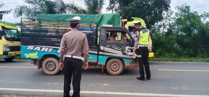 Personel Satlantas Polres Tulang Bawang saat melakukan penindakan di Jalintim, Kampung Lebuh Dalem