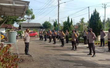Wakapolres Tulang Bawang Kompol Nelson Manik, SH saat memimpin apel personel Polsek Banjar Agung