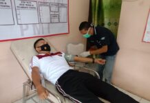 Personel Polres Tulang Bawang saat mendonorkan darah di RSUD Menggala