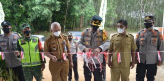 Kapolres Tulang Bawang AKBP Andy Siswantoro, SIK memotong pita saat meresmikan Kampung Cempaka Dalem sebagai Kampung Tangguh Nusantara