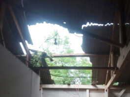 Rumah terdampak bencana alam hujan deras disertai angin kencang yang terjadi di Kampung Bujuk Agung