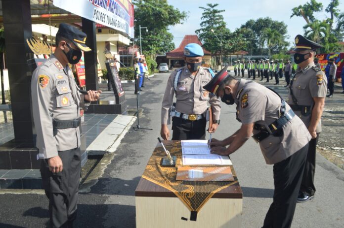 Pejabat baru Kasat Polair saat menandatangi pakta integritas di hadapan Kapolres Tulang Bawang