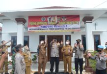 Wakapolres Kompol Nelson F Manik, SH bersama Kepala Kampung Menggala H. Bambang Sumantri, AP melepaskan burung merpati pada peresmian Kampung Tangguh Nusantara