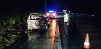 Mobil daihatsu taft yang terbakar di Jalan Tol Trans Sumatera (JTTS)