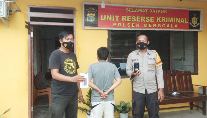 Terduga pelaku pencurian berinisial NH (34), saat berada di Mapolsek Menggala