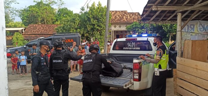 Jibon Gegana Satbrimob Polda Lampung saat evakuasi granat nanas temuan warga dari TKP
